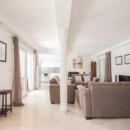Villa Costanera In Marbella